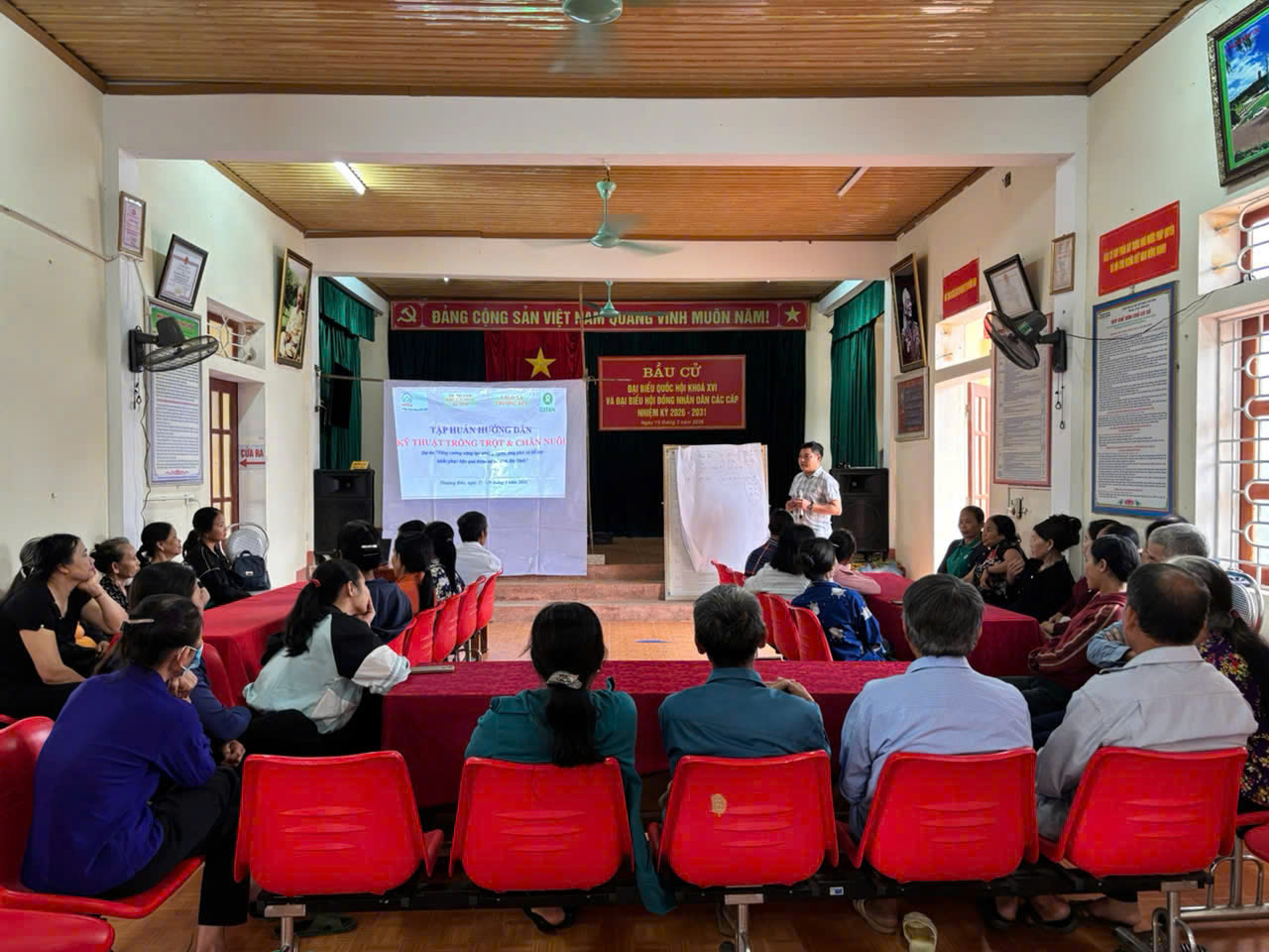 Trung tâm Khuyến nông tỉnh Hà Tĩnh phối hợp Ban quản lý dự án HCCD tổ chức các lớp tập huấn cho các hộ nông dân được hưởng lợi dự án CDP – oxfam tại các xã Hương Sơn, Vũ Quang, Thượng Đức, tỉnh Hà Tĩnh