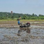 Khẩn trương làm đất, “chạy đua” thời vụ sản xuất hè thu