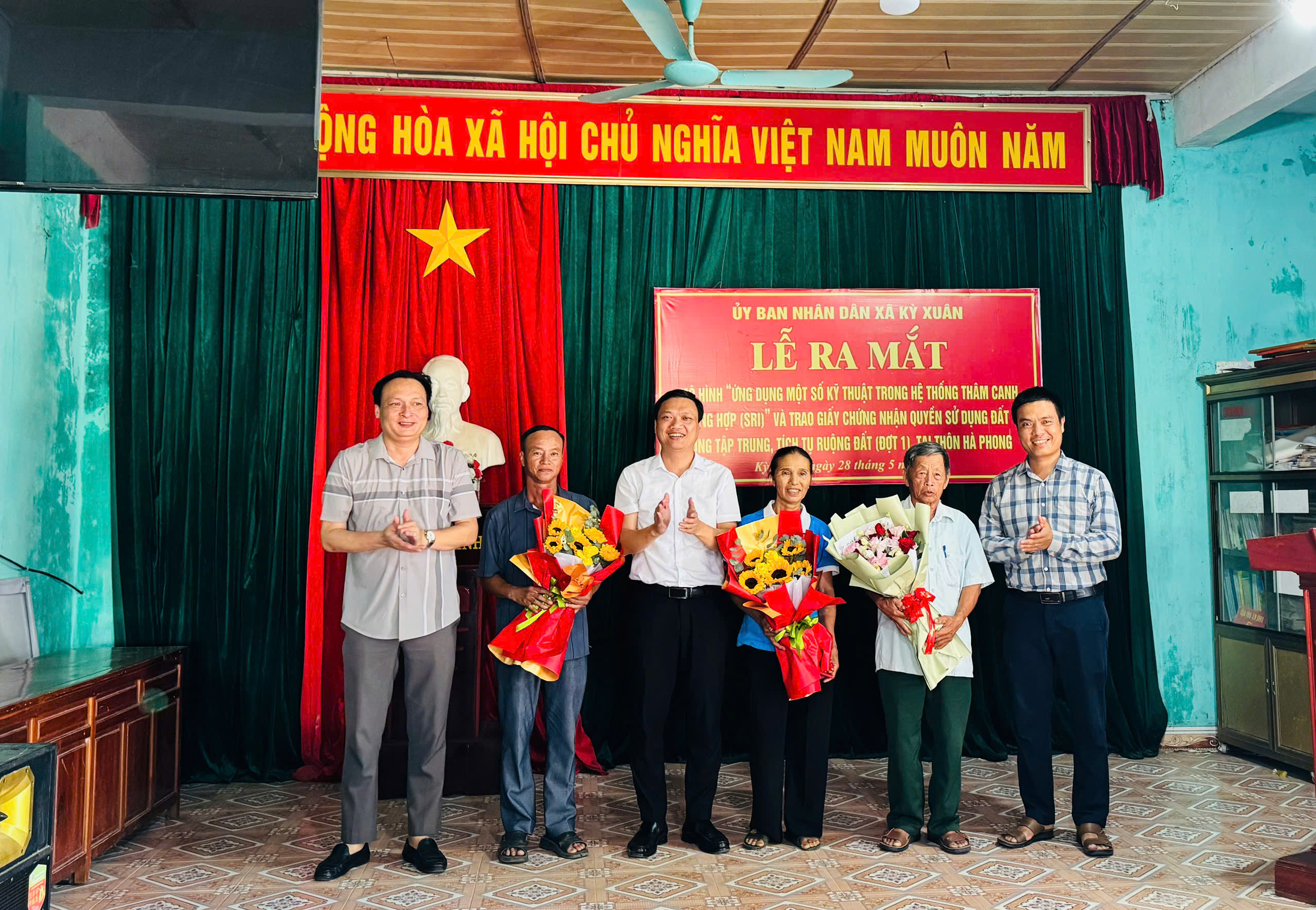 Ra mắt mô hình sản xuất lúa theo hệ thống thâm canh tổng hợp (SRI) gắn với liên kết tiêu thụ sản phẩm tại xã Kỳ Xuân
