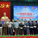 Tuổi trẻ ngành Nông nghiệp và Môi trường chung tay trao quà cho người dân có hoàn cảnh khó khăn tại phường Hoành Sơn