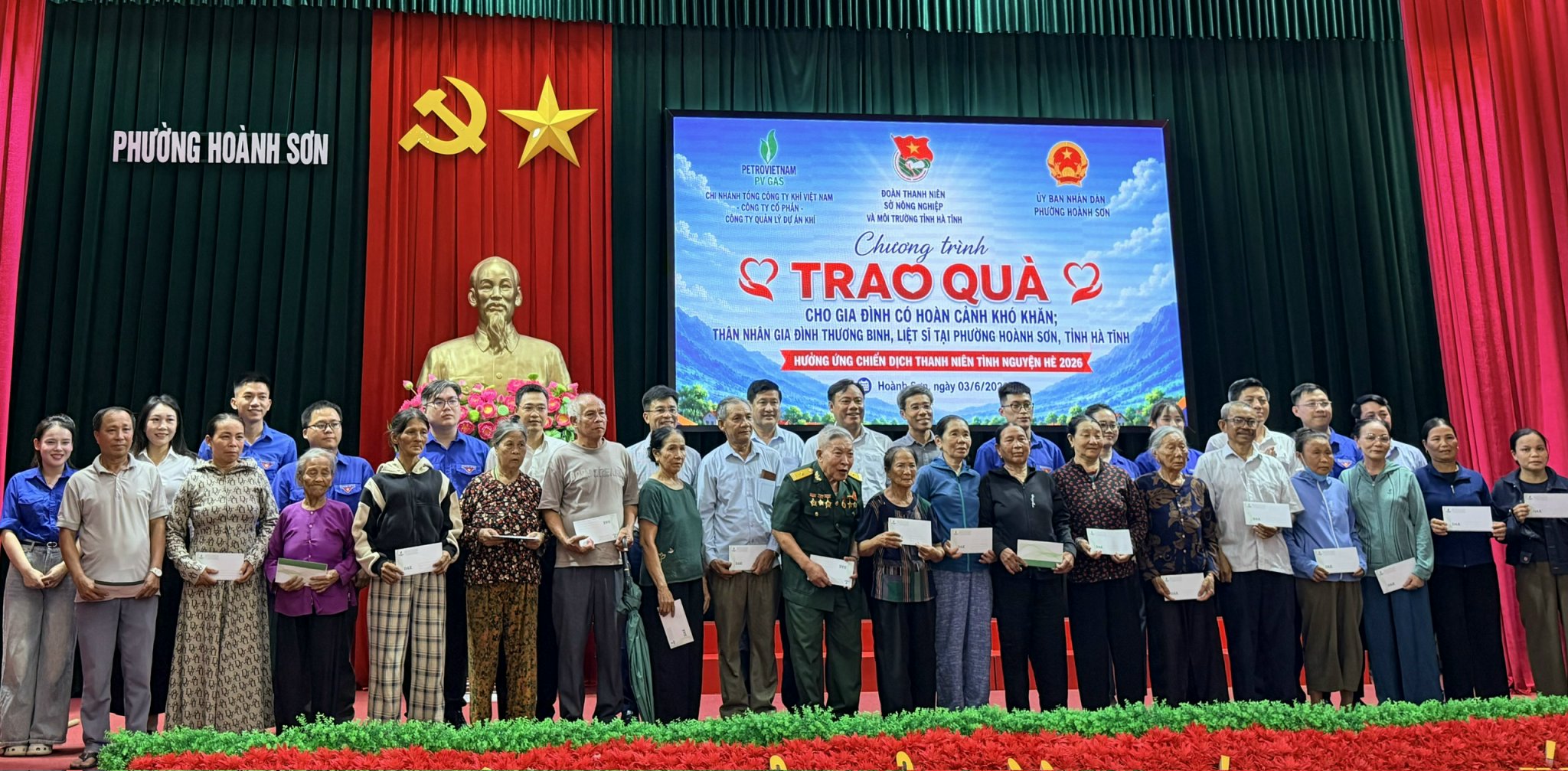 Tuổi trẻ ngành Nông nghiệp và Môi trường chung tay trao quà cho người dân có hoàn cảnh khó khăn tại phường Hoành Sơn