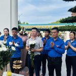 Trung tâm Khuyến nông Hà Tĩnh dâng hương tri ân các anh hùng liệt sĩ và thăm tặng quà gia đình chính sách