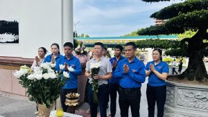 Trung tâm Khuyến nông Hà Tĩnh dâng hương tri ân các anh hùng liệt sĩ và thăm tặng quà gia đình chính sách