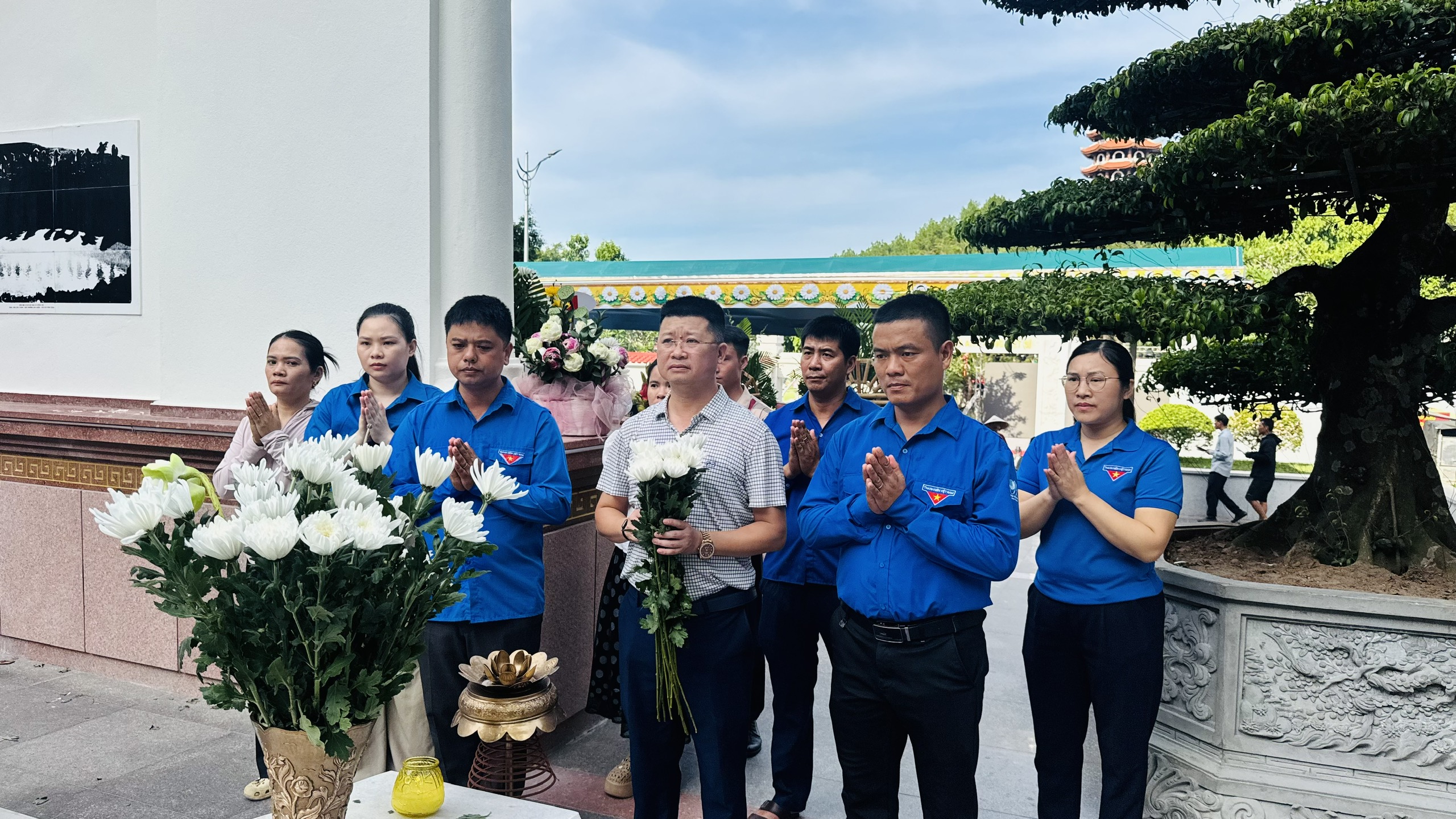Trung tâm Khuyến nông Hà Tĩnh dâng hương tri ân các anh hùng liệt sĩ và thăm tặng quà gia đình chính sách