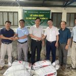 Nghệ An bàn giao 6 cặp cá chép bố mẹ chọn giống V1 cho Hà Tĩnh