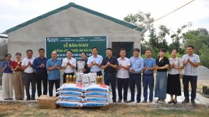 Bàn giao lợn giống ngoại, thức ăn và vật tư thuộc Dự án Khuyến nông Trung ương năm 2026