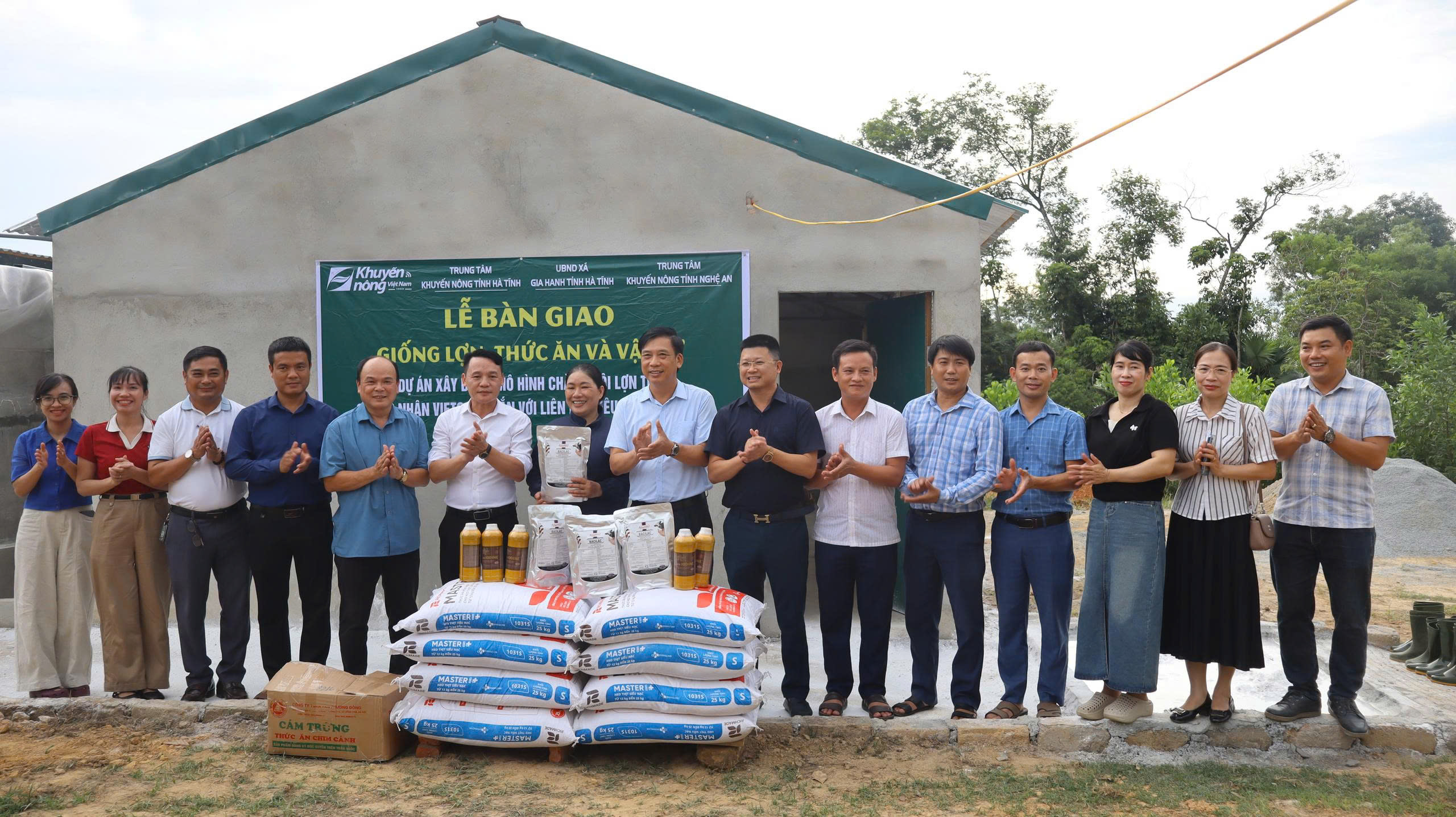 Bàn giao lợn giống ngoại, thức ăn và vật tư thuộc Dự án Khuyến nông Trung ương năm 2026