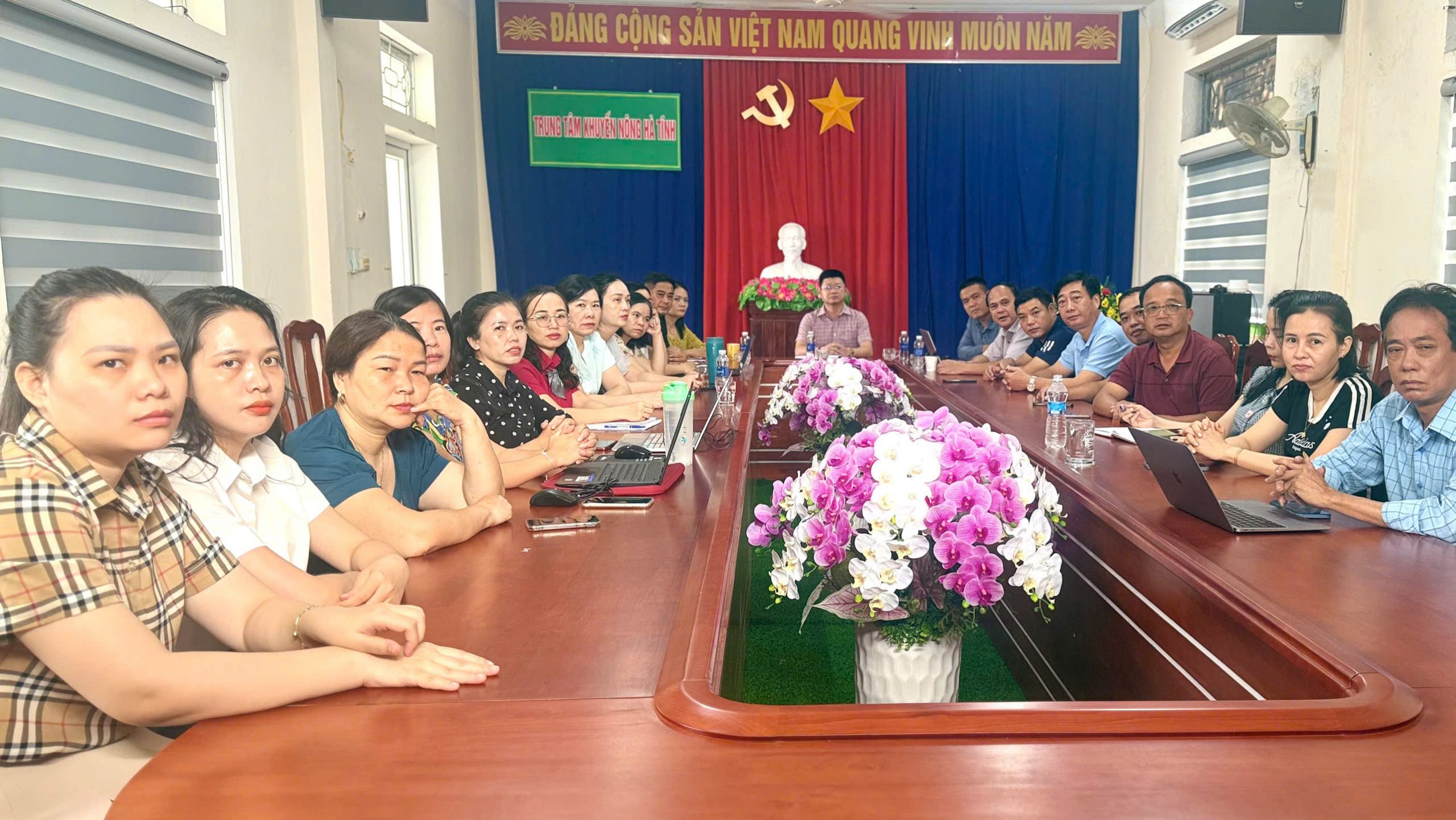 Chi bộ Trung tâm Khuyến nông tích cực học tập Nghị quyết Trung ương 4 Khoá XIV, gắn với sinh hoạt Chuyên đề và thực hiện nhiệm vụ chính trị